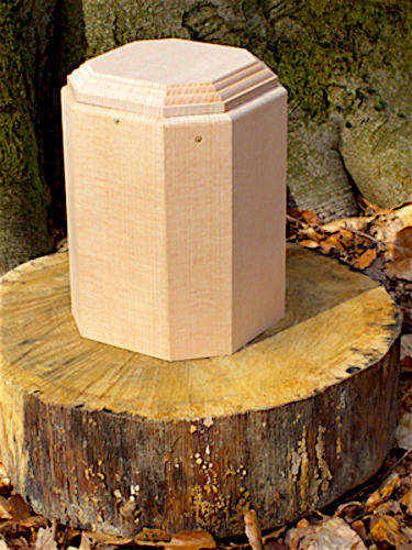 Natururne Urne aus Holz Baumbestattung Waldbestattung