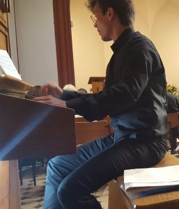 Julian Heigel spielt Orgel bei eier Beerdigung
